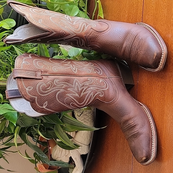 Ariat Shoes - Ariat Legend Western Boots 👢 square toe 8.5